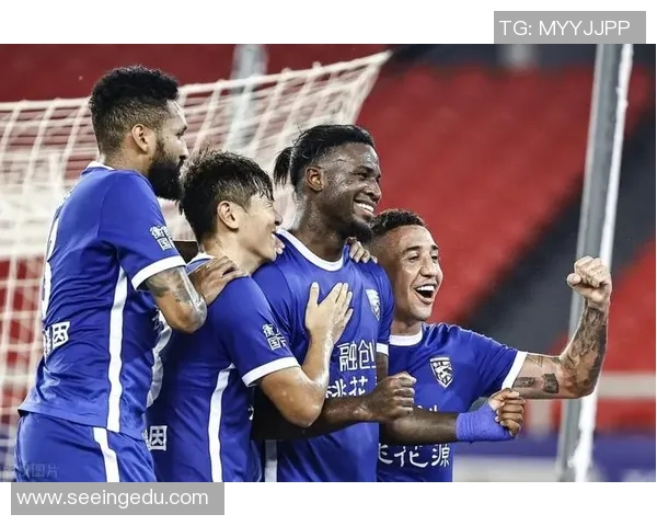 足球明星徐弘亲笔签名珍藏品揭幕引发球迷热议与追捧 足球明星徐弘亲笔签名珍藏品揭幕引发球迷热议与追捧